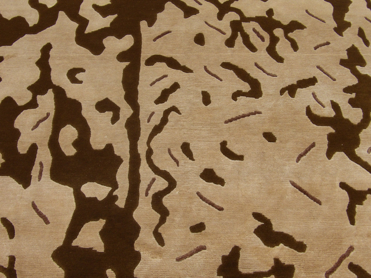 Transitional Silky Broken Abstract Design rug border detail