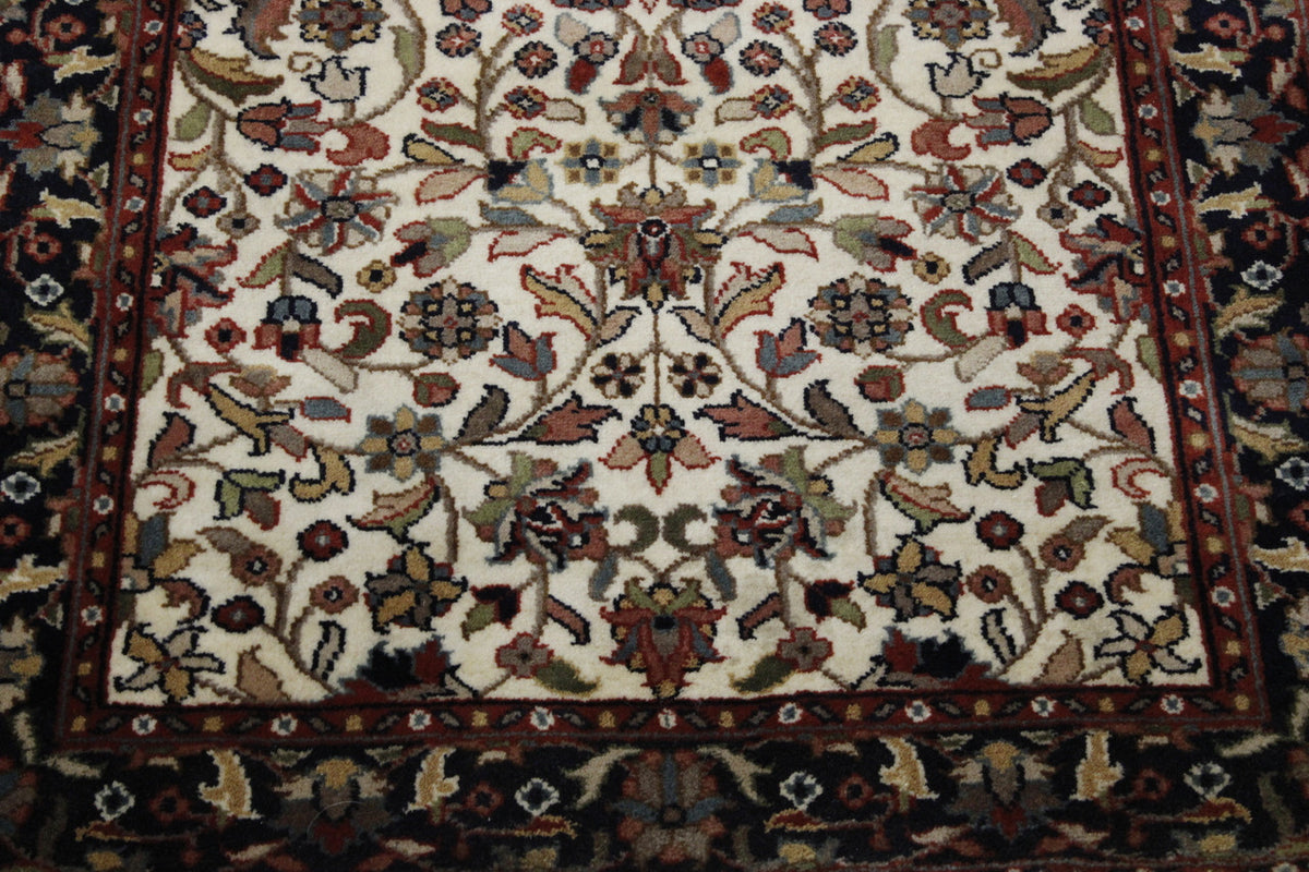 Traditional Fine Mir Design rug border detail