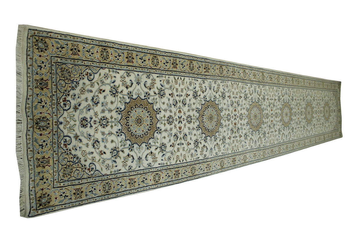 Traditional Fine Nain rug border detail