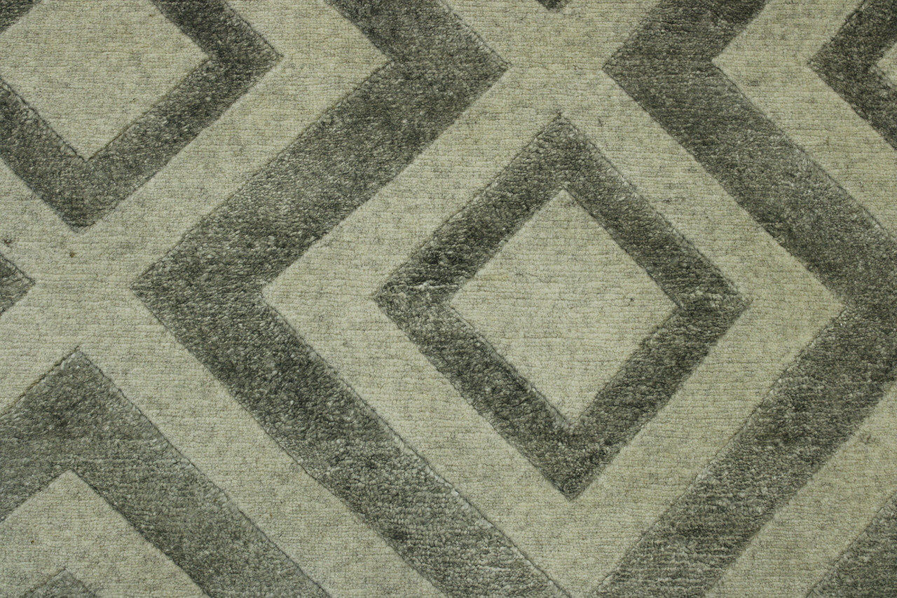 Modern Diamond Design rug border detail