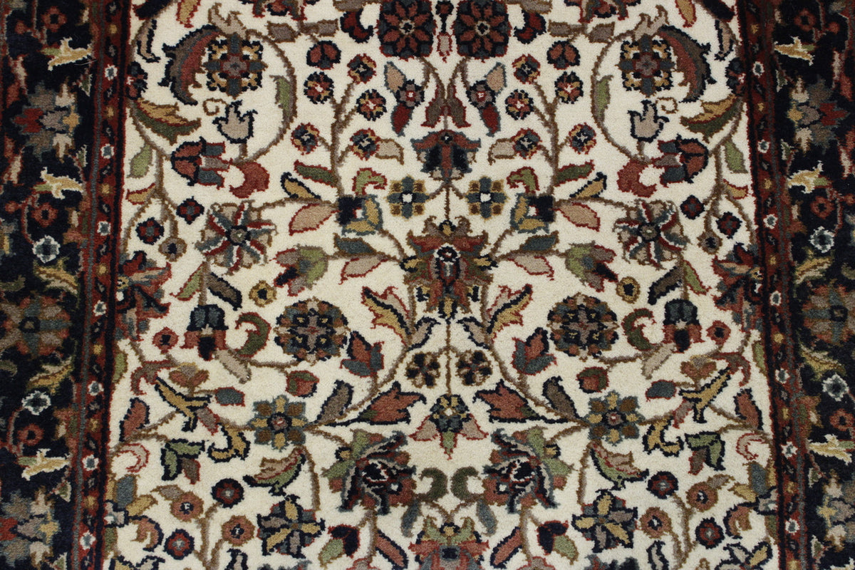 Traditional Fine Mir Design rug corner detail