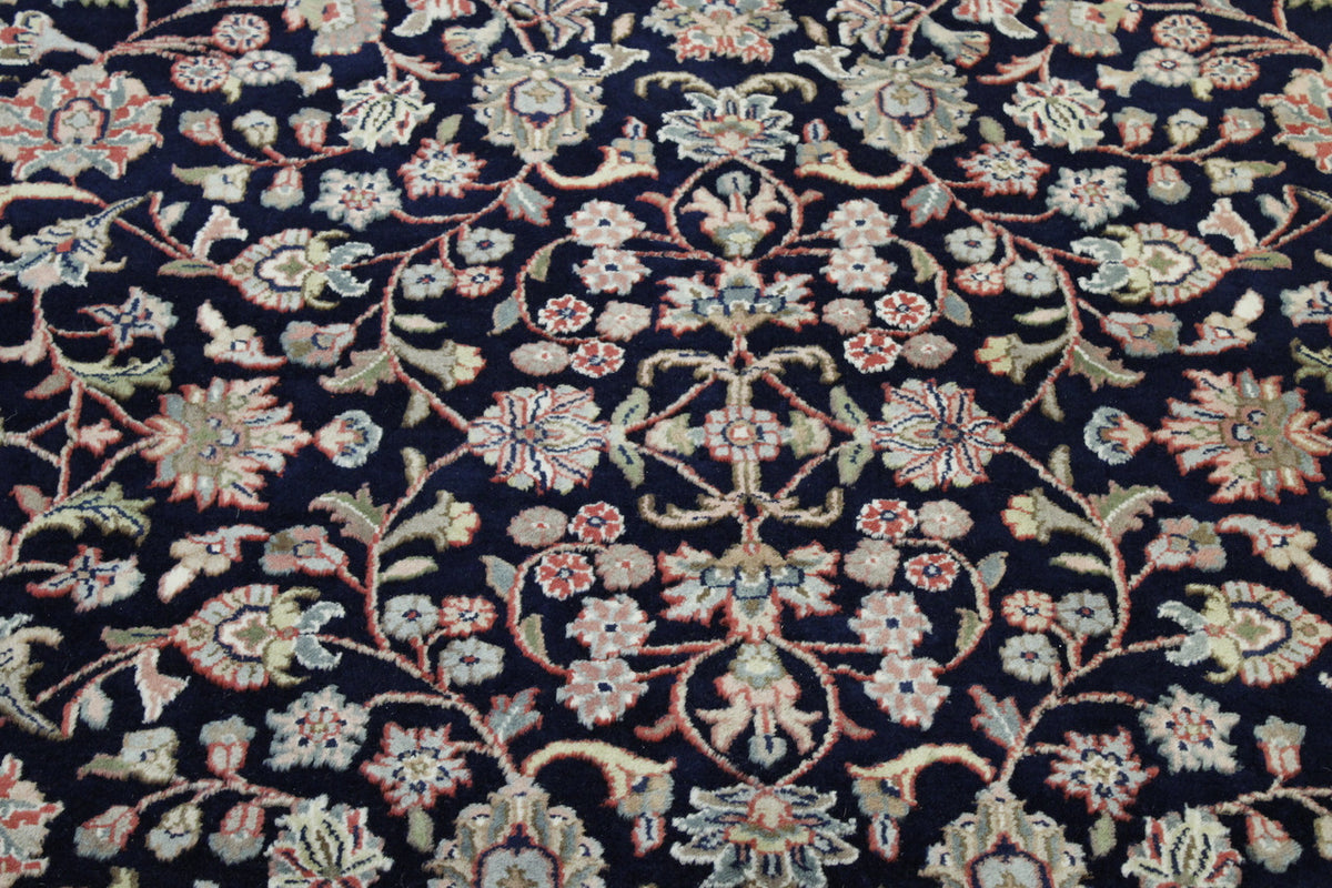 Traditional Mahal Design rug border detail