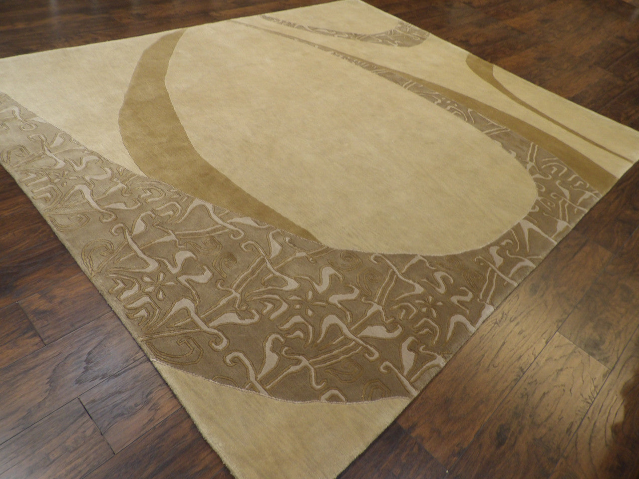 Curve pattern detail, brown rug