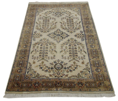 Farahan rug border detail