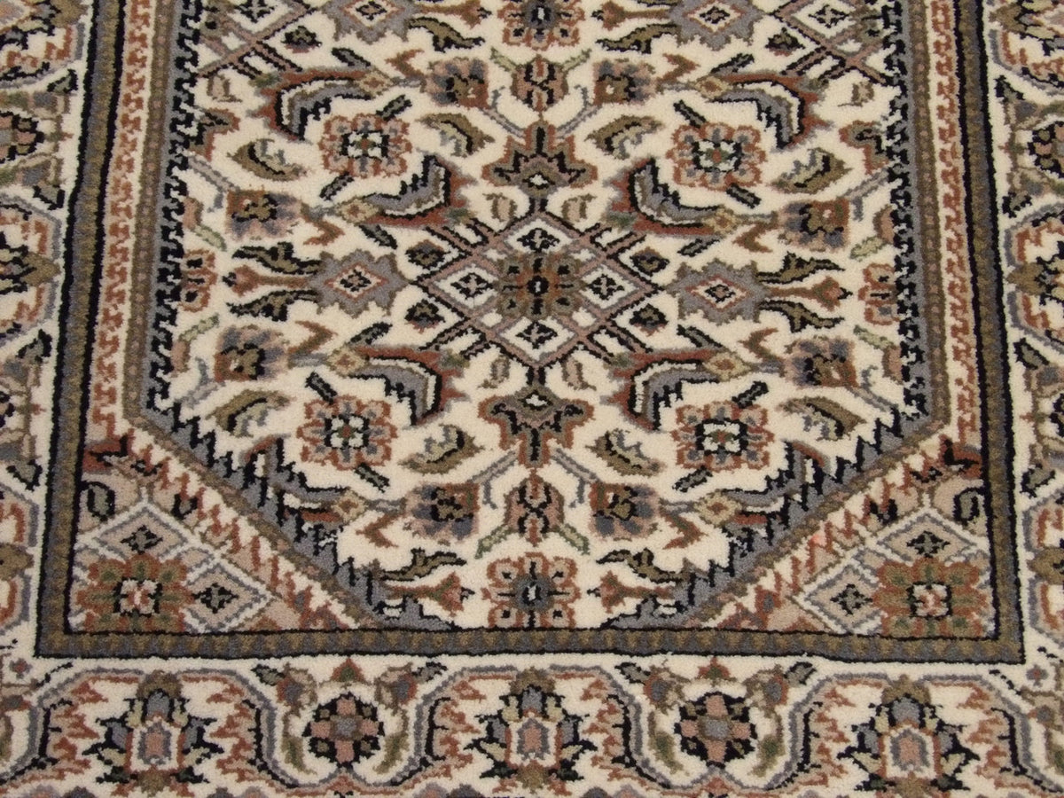 Fine Persian Bidjar rug border detail