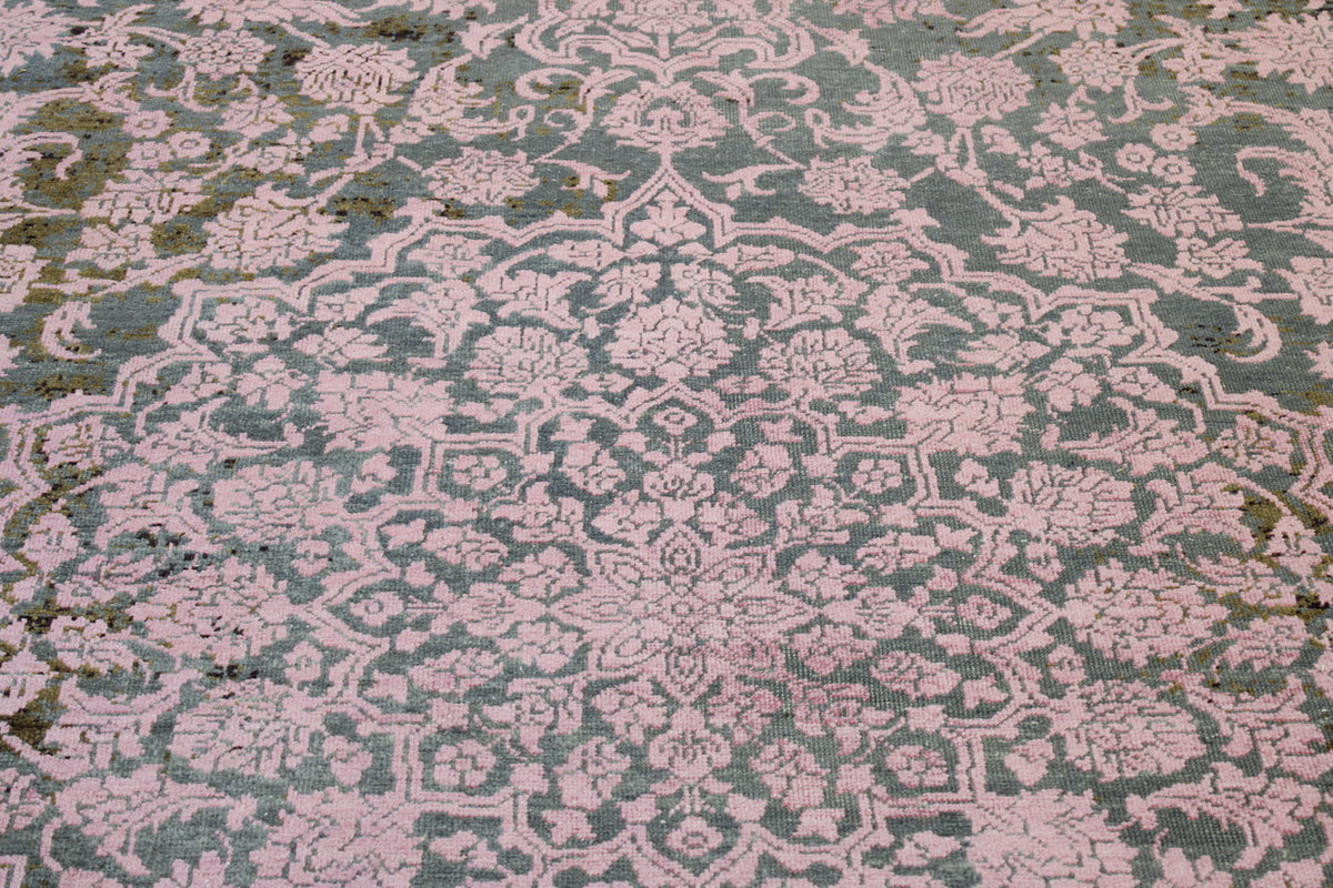 Transitional Broken Design rug border detail