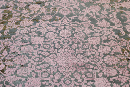 Transitional Broken Design rug border detail