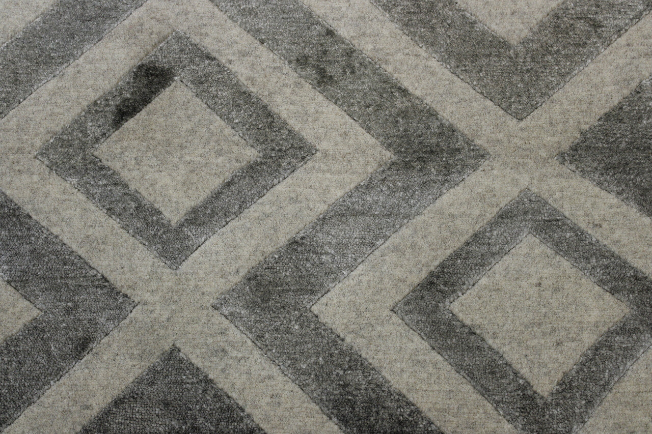 Modern Diamond Design rug border detail