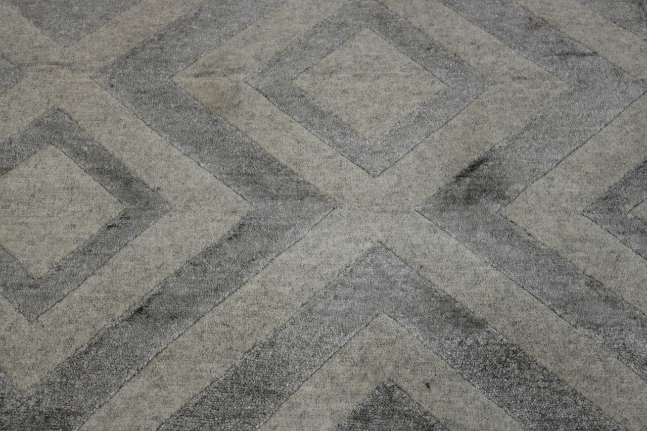 Modern Diamond Design rug border detail