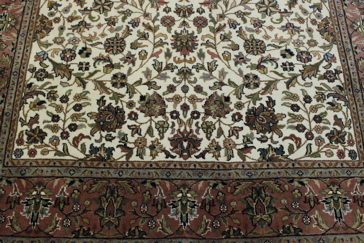 Traditional Mahal Design rug border detail