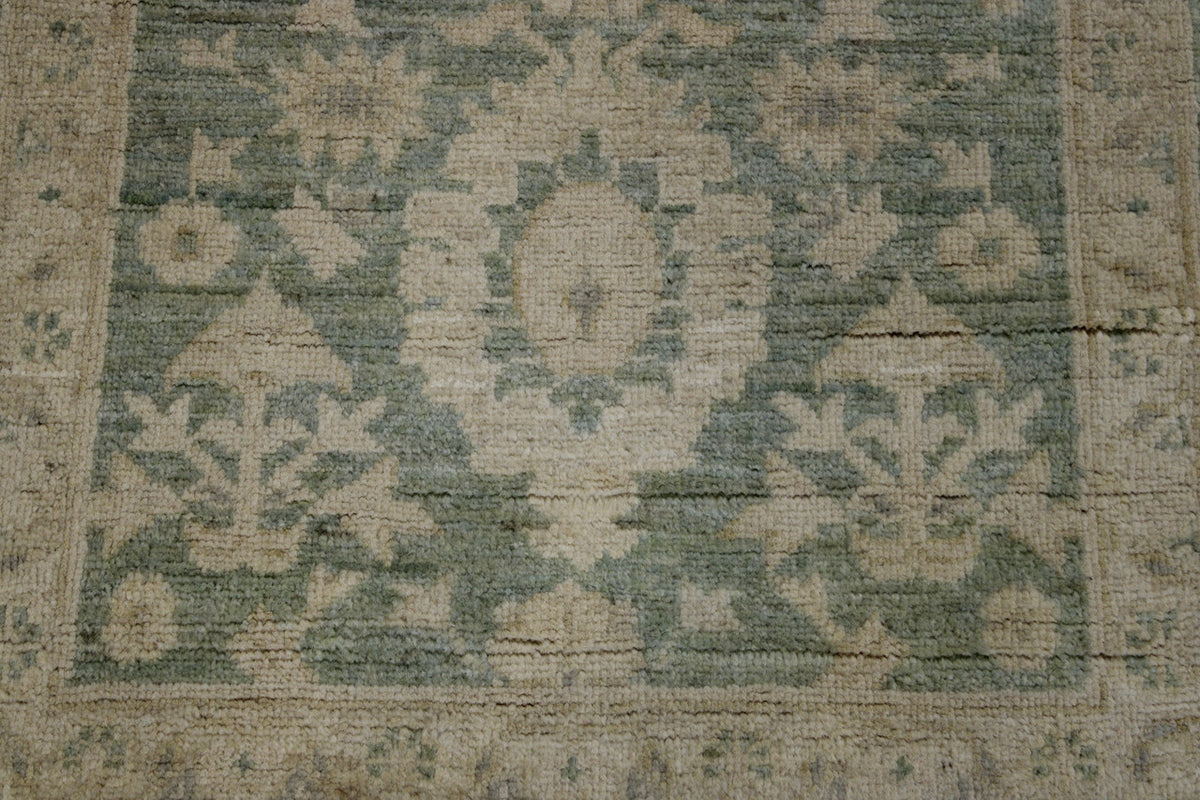 Oushak Chobi rug border detail