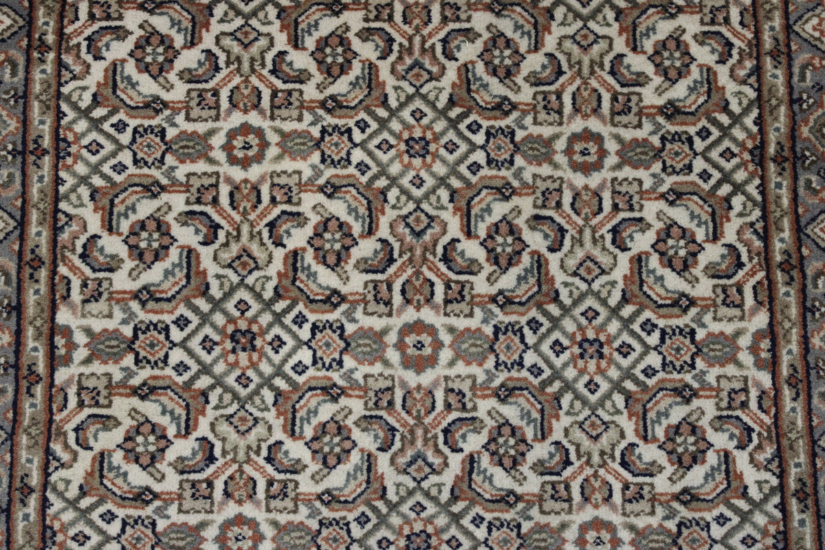 Traditional Fine Mir Design rug corner detail