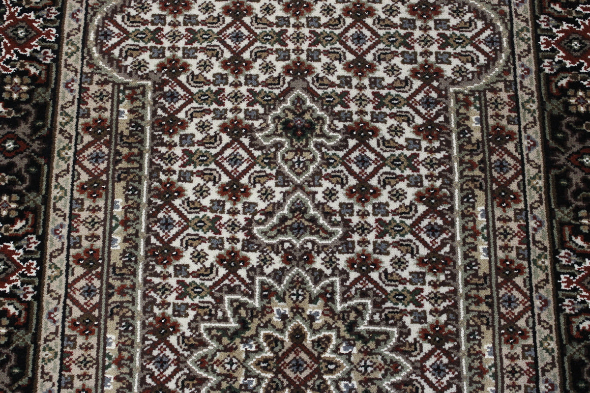 Traditional Mir Design rug corner detail