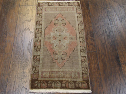 Vintage Turk Anatolian Antique Yastik rug corner detail