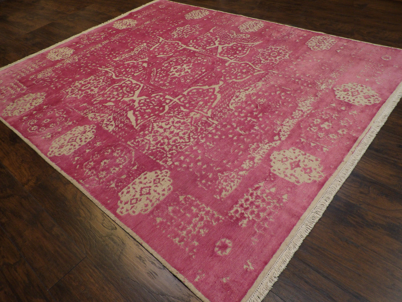 Full view of modern Mamluk rug