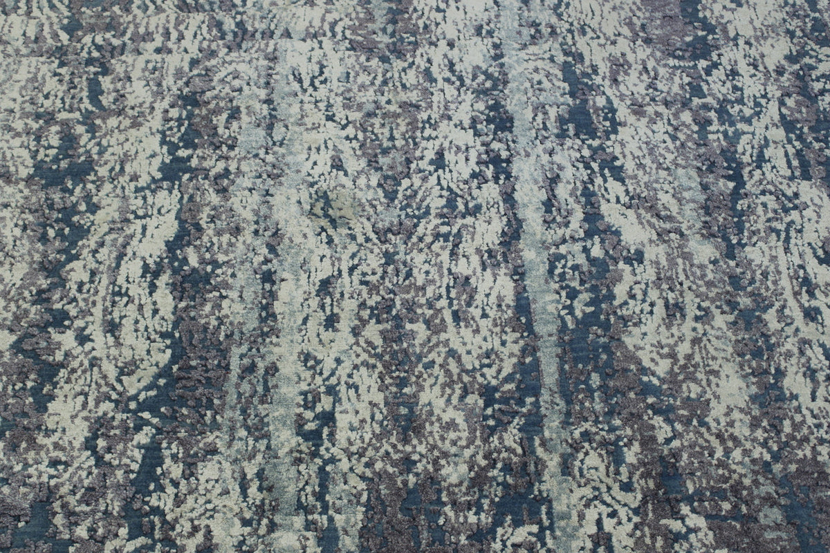 Modern Abstract Ikat Design rug border detail