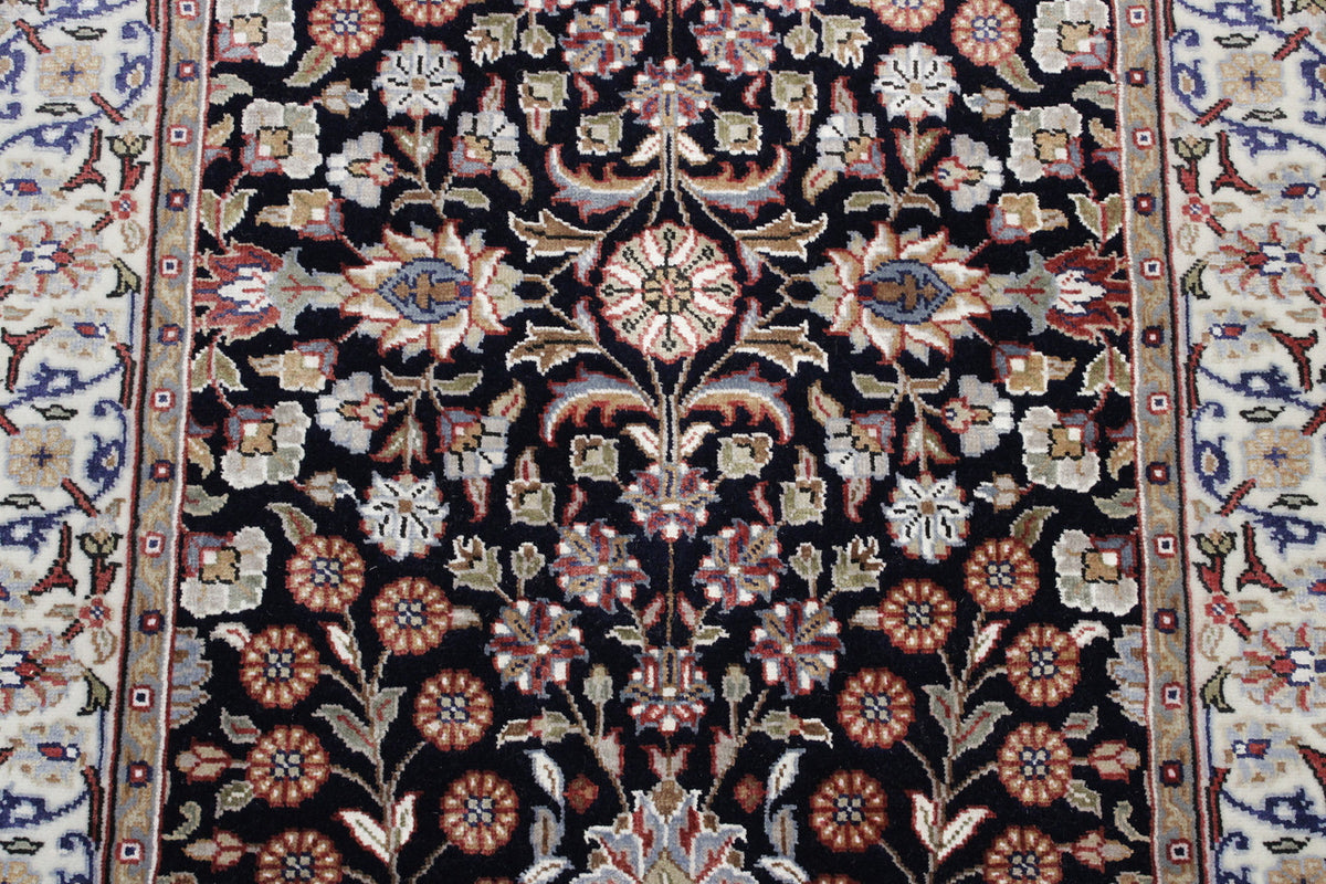 Traditional Fine Heraki rug border detail