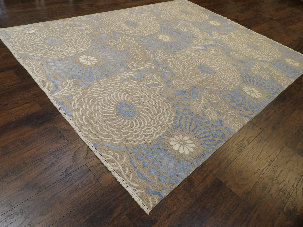 Transitional Rose Design rug border detail