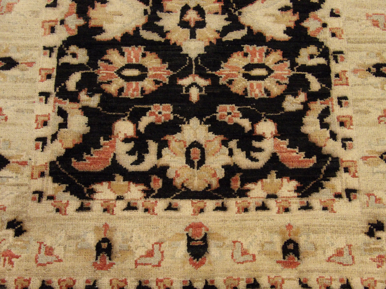 Oushak Chobi Natural Dye rug border detail