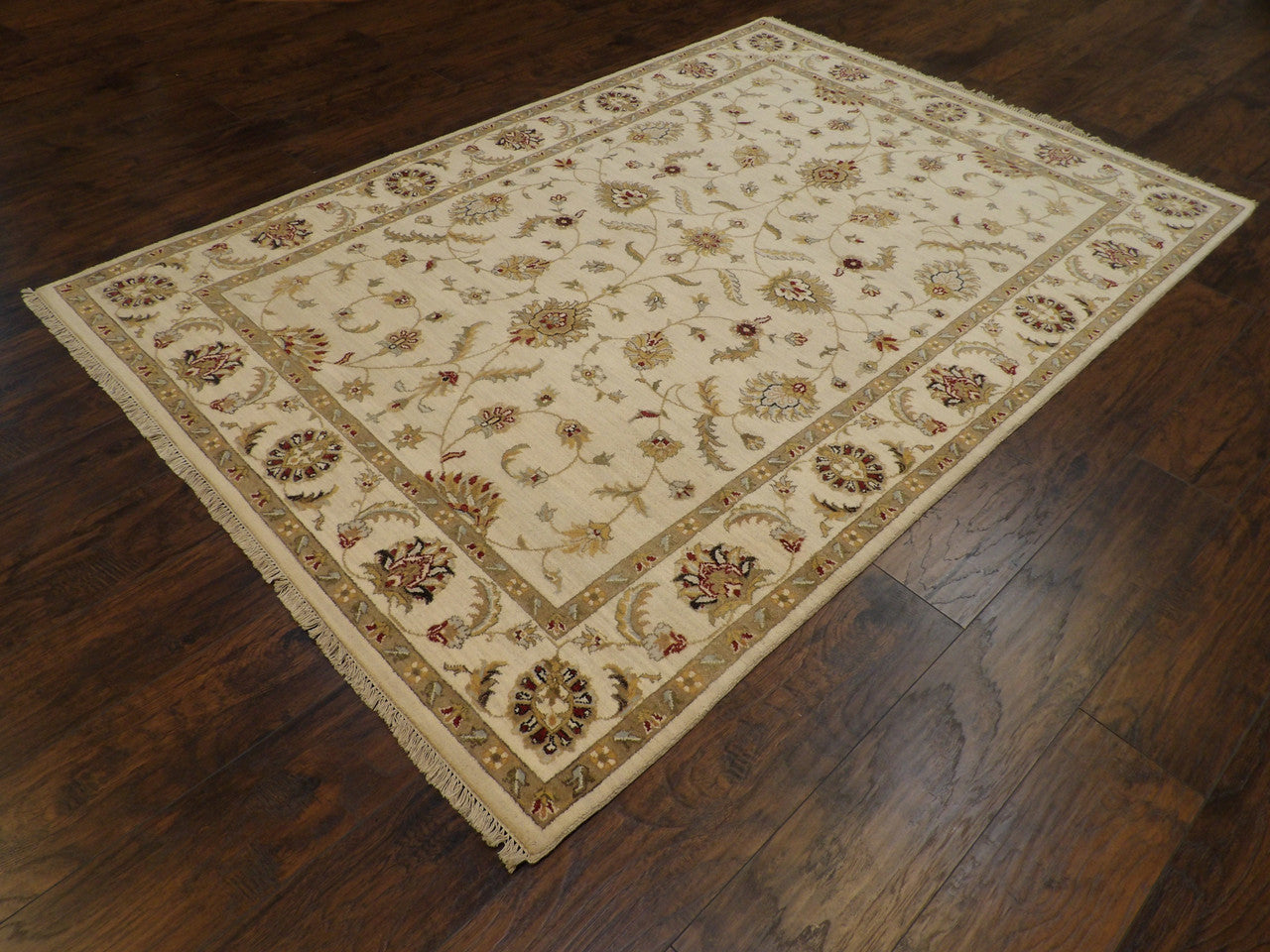 Chobie Traditional hand-knotted wool rug in Ivory, 5'7" x 7'8", SKU W739