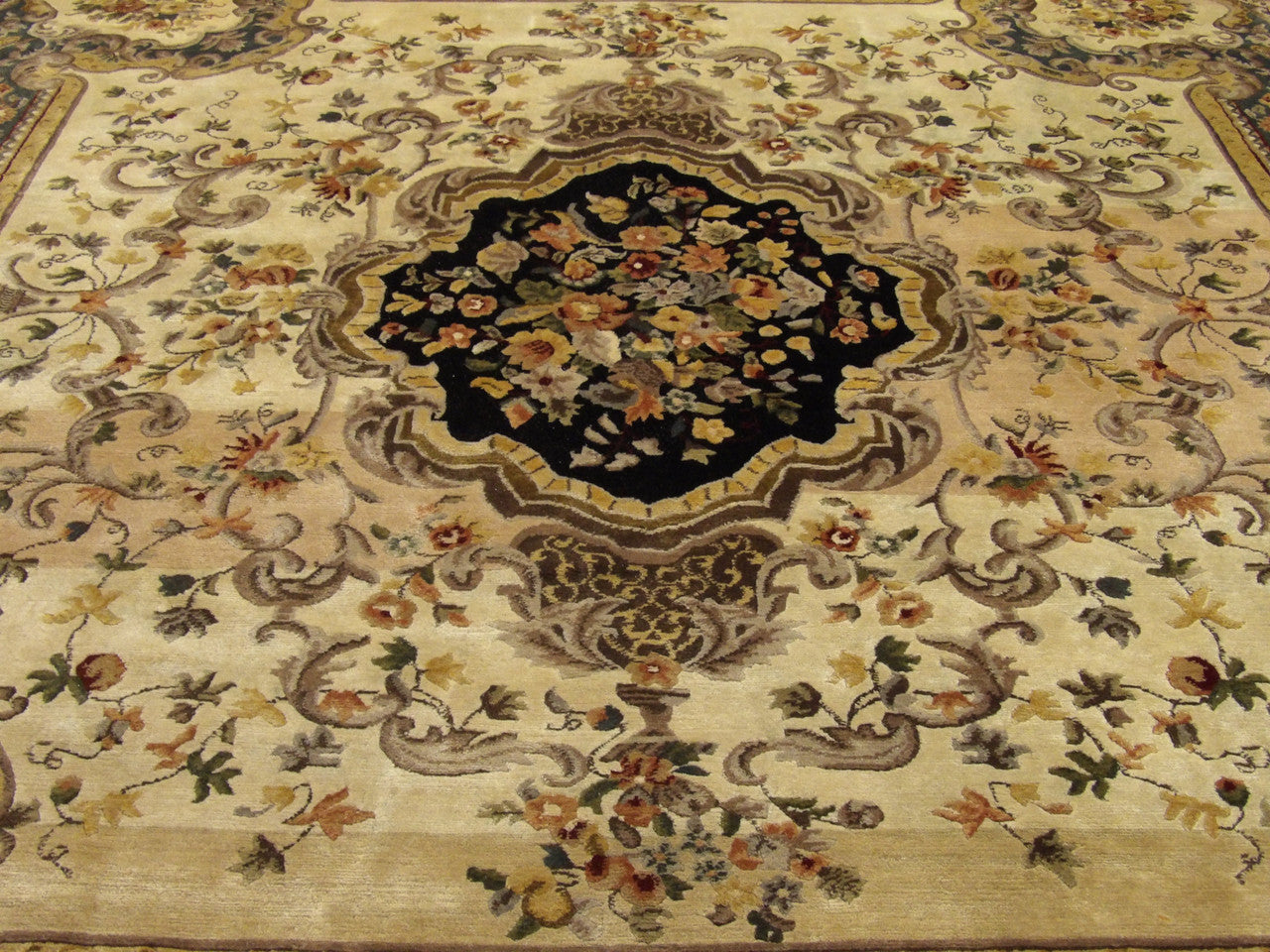 Abusson Traditional hand-knotted wool rug in Black, 8'10" x 11'10", SKU con1