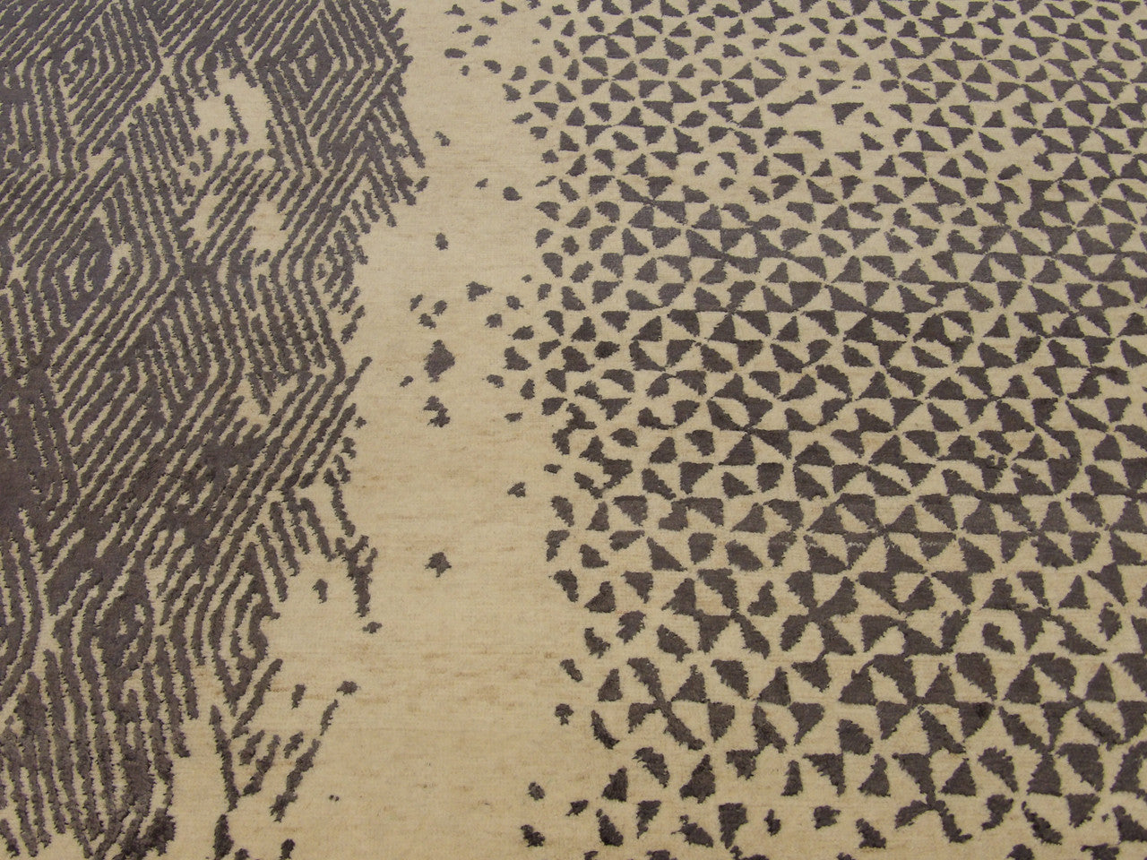 Modern Broken Net Design rug border detail