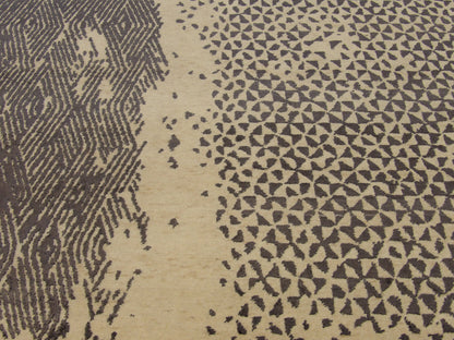Modern Broken Net Design rug border detail