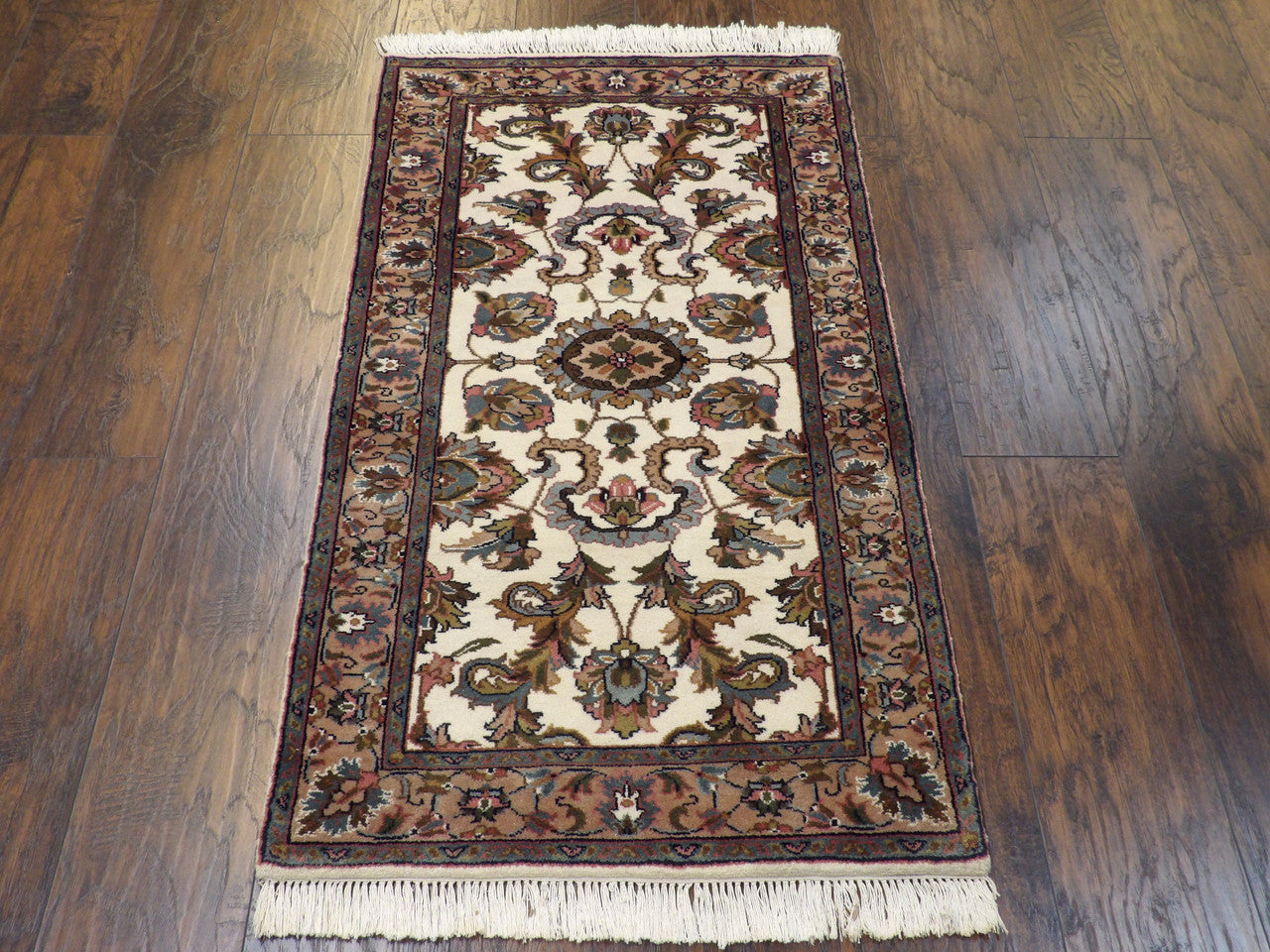 Fine Persian Kashan rug corner detail