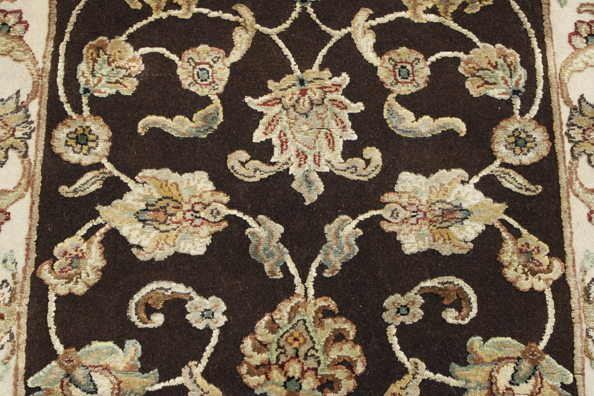 Traditional Agra High Low rug corner detail
