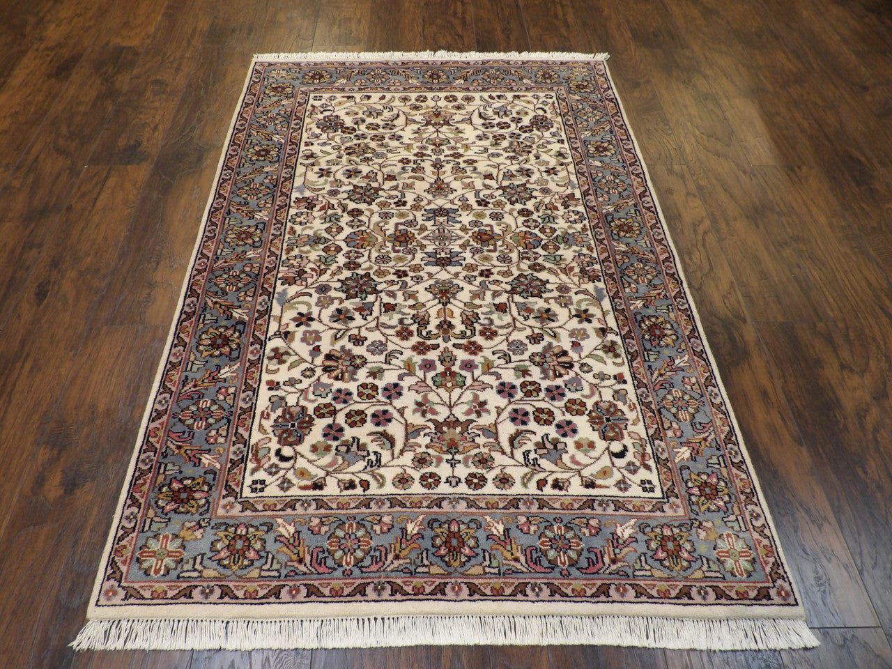 Fine Persian Kashan rug corner detail