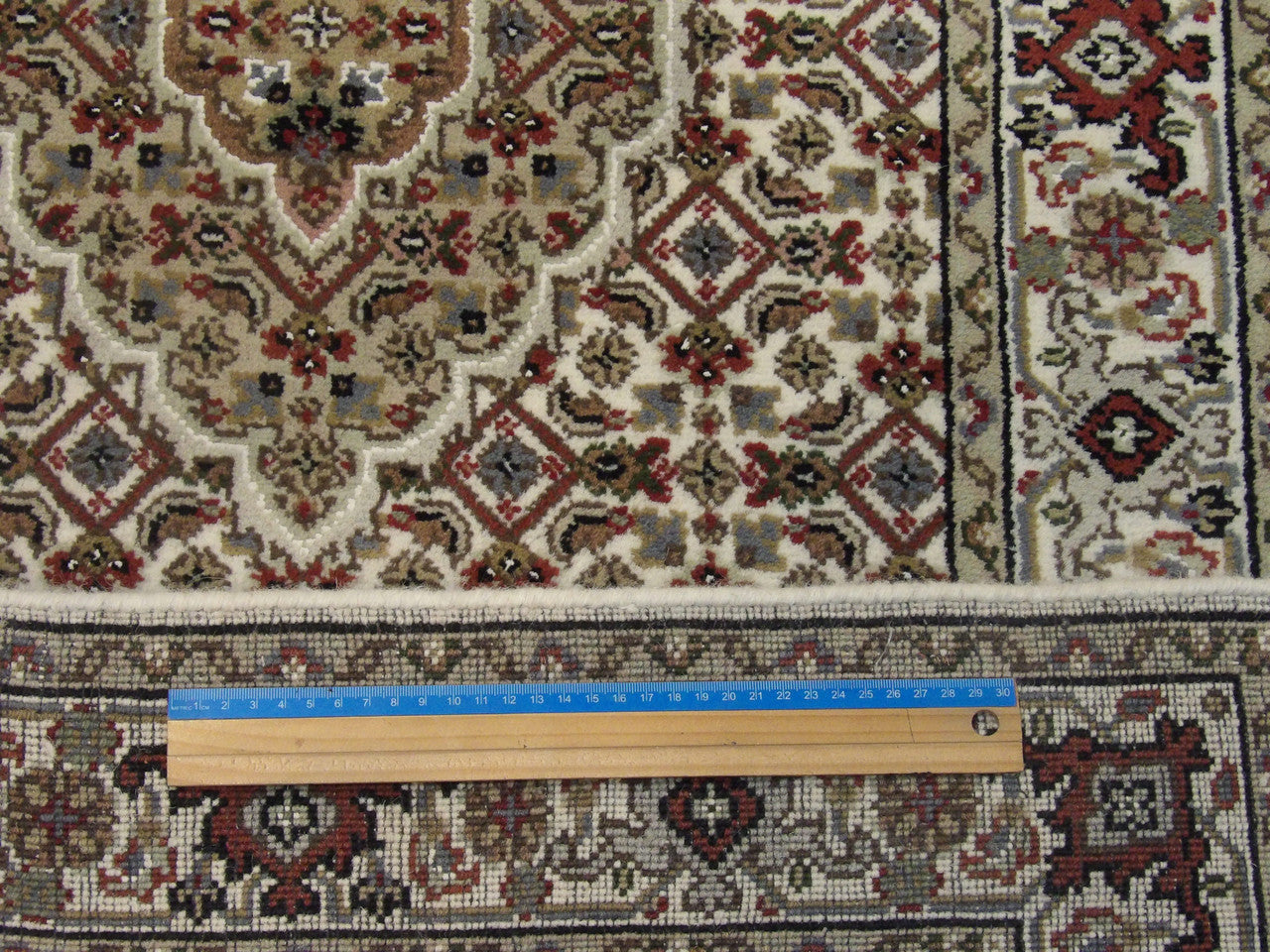 Persian Mahi Tabriz rug corner detail