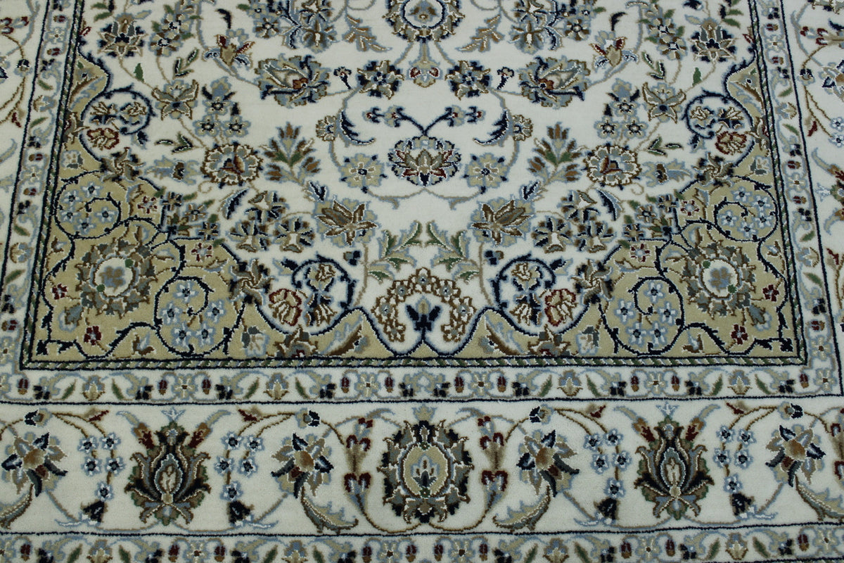Traditional Fine Nain rug border detail