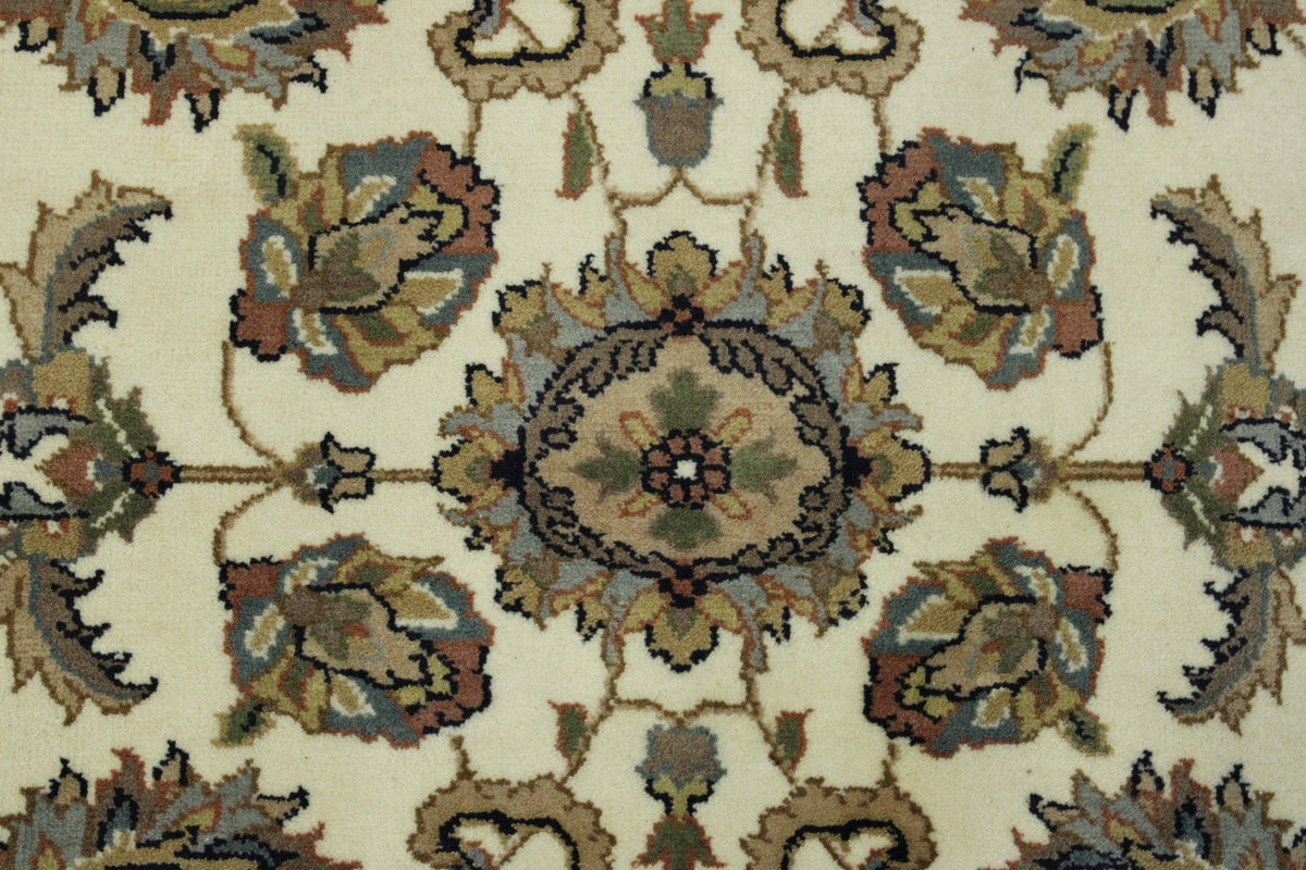 Traditional Indo Mahal rug border detail