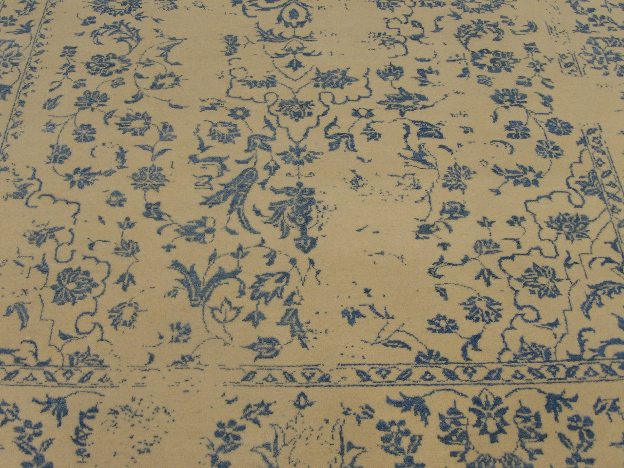 Transitional rug border detail