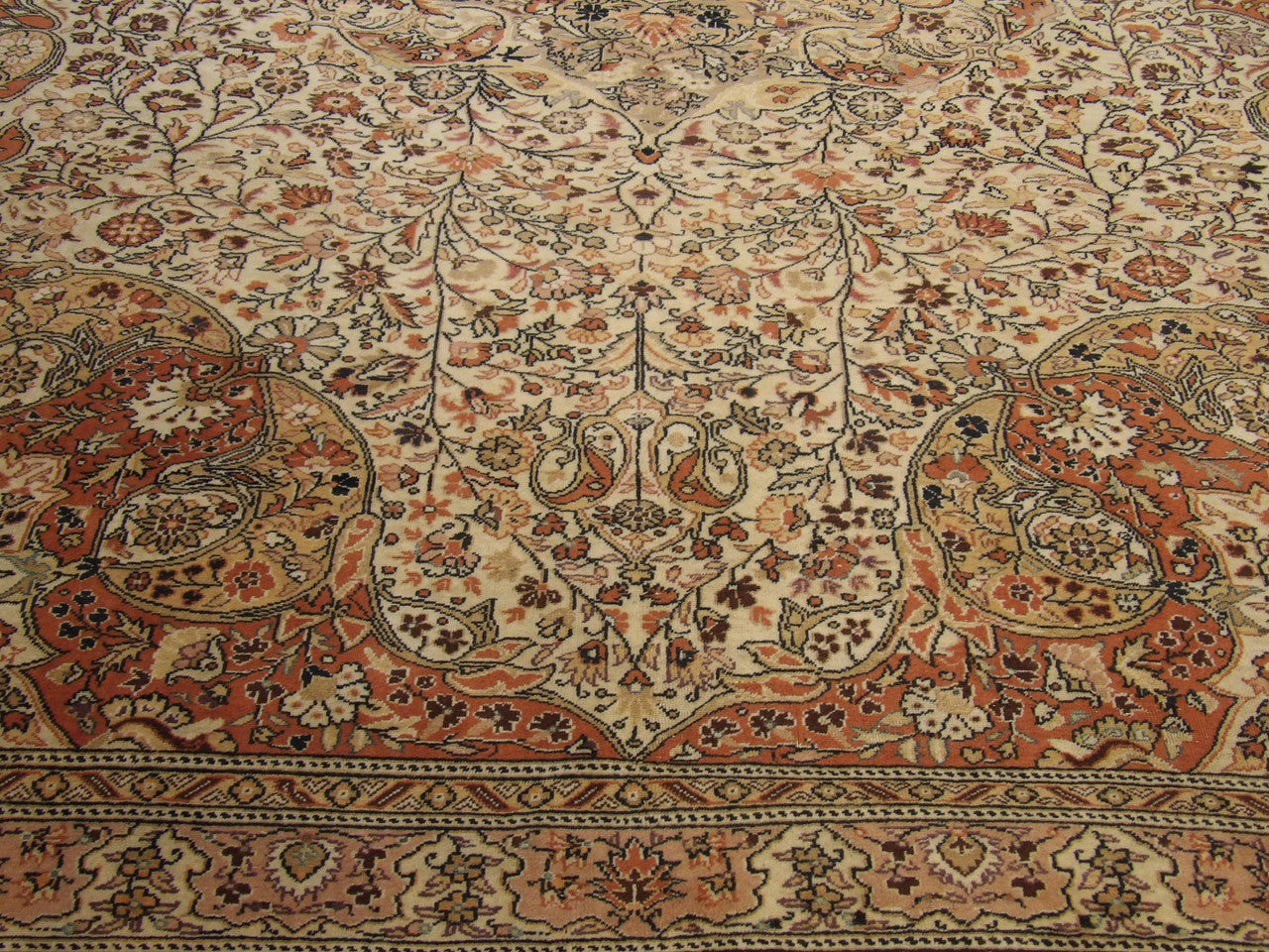 Antique Turkish Hereke rug border detail