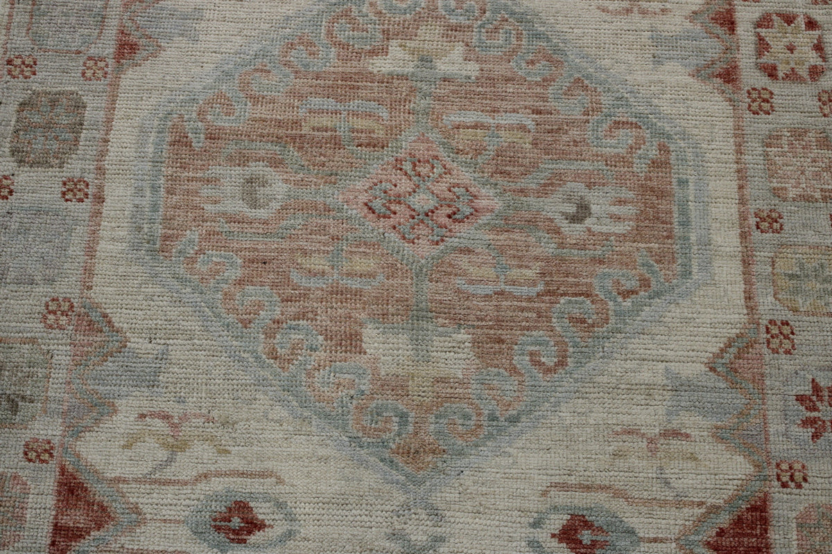 Oushak Chobi rug border detail