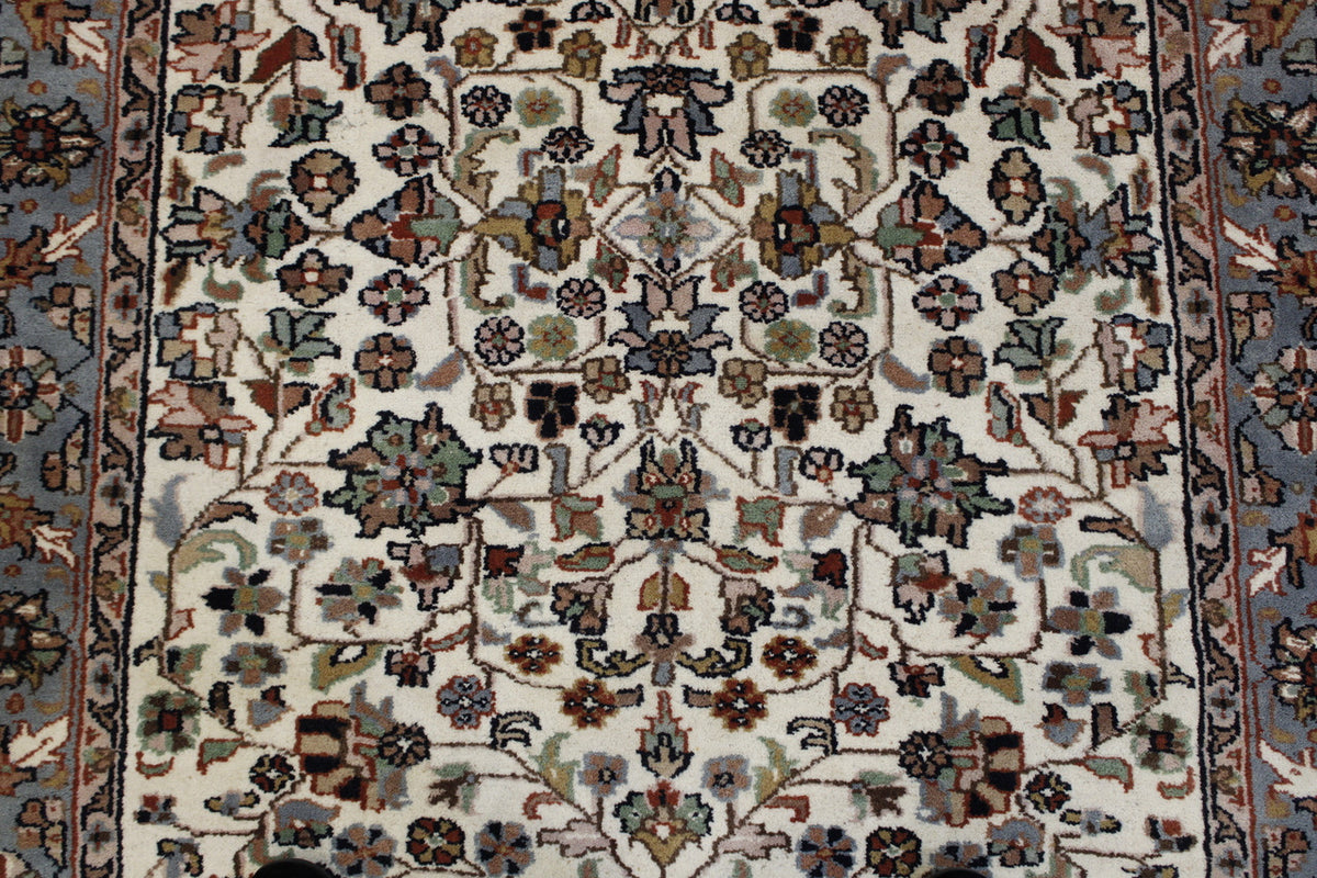 Traditional Heraki Design rug border detail