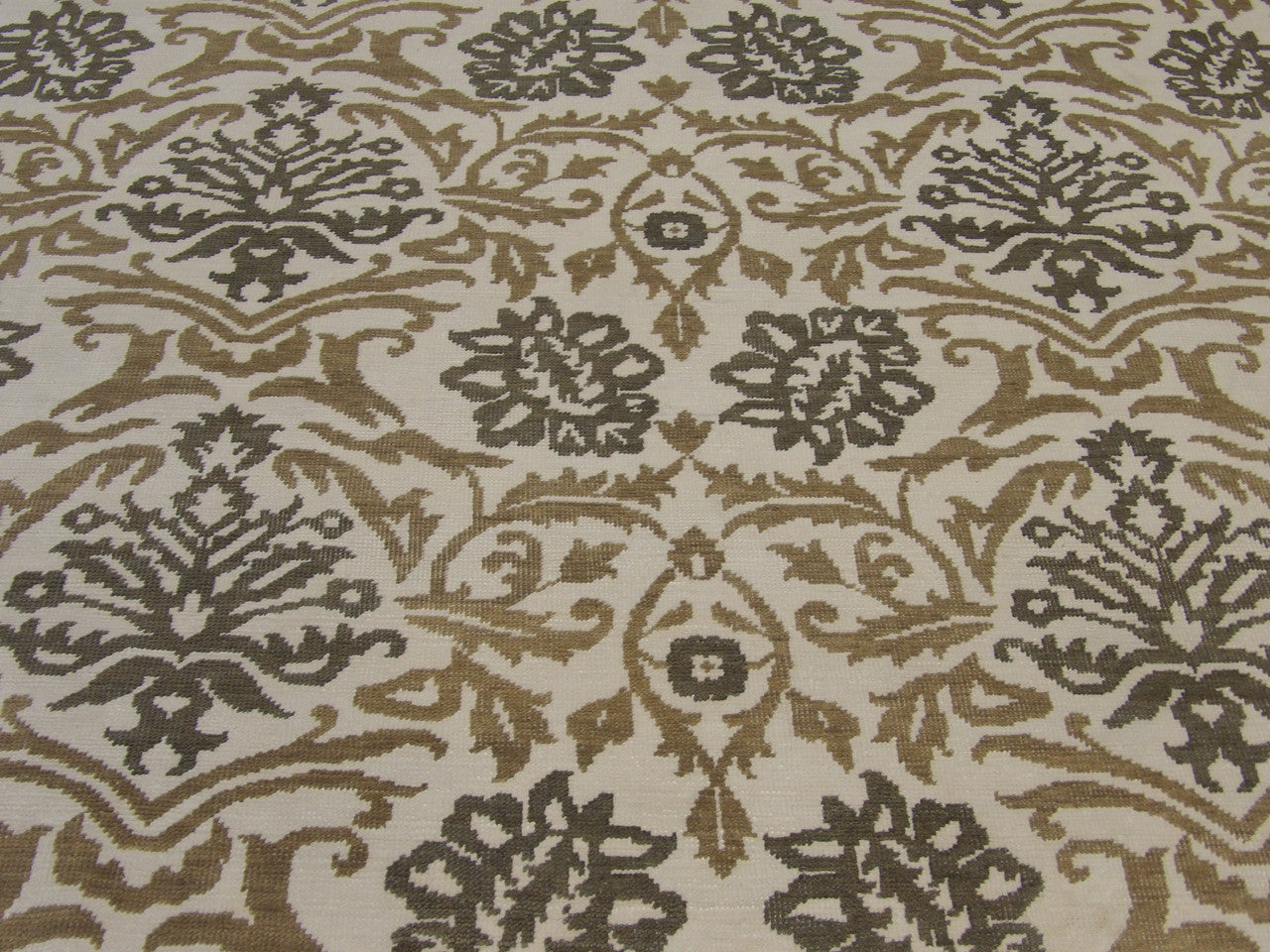 Fine Transitional Silky Oushak rug border detail