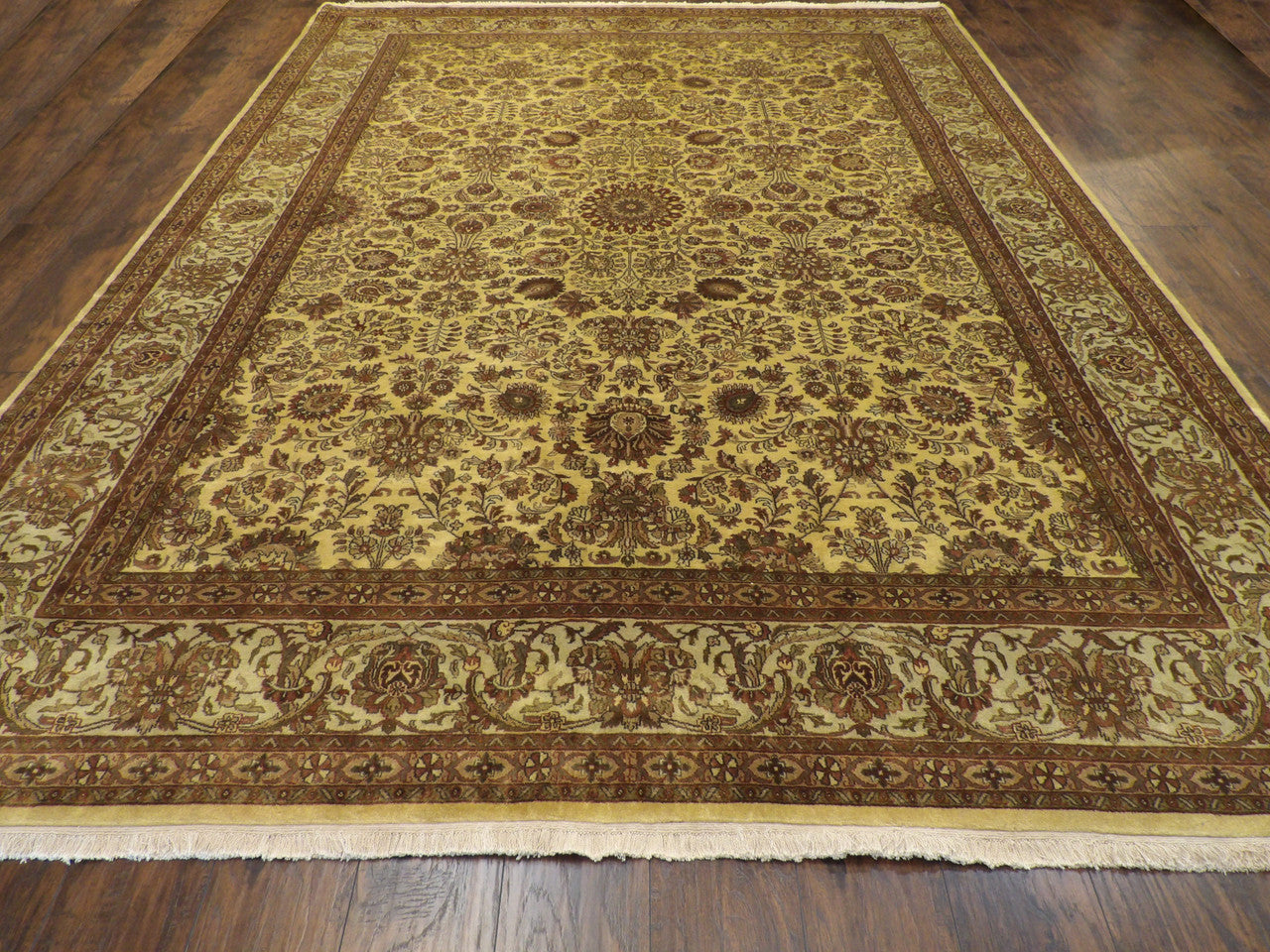 Fine Persian Kashan rug corner detail