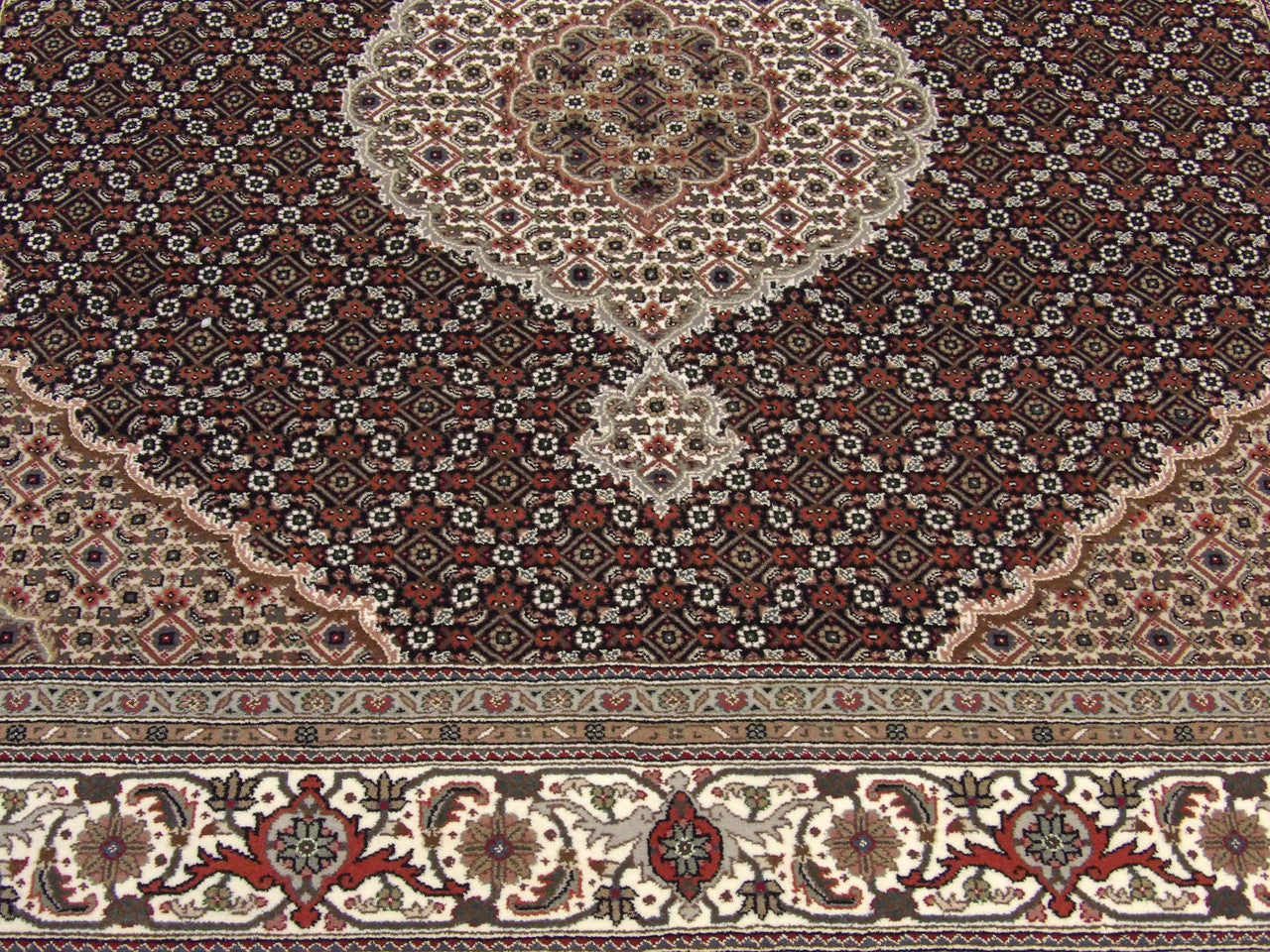 Fine Persian Mahi Tabriz rug border detail