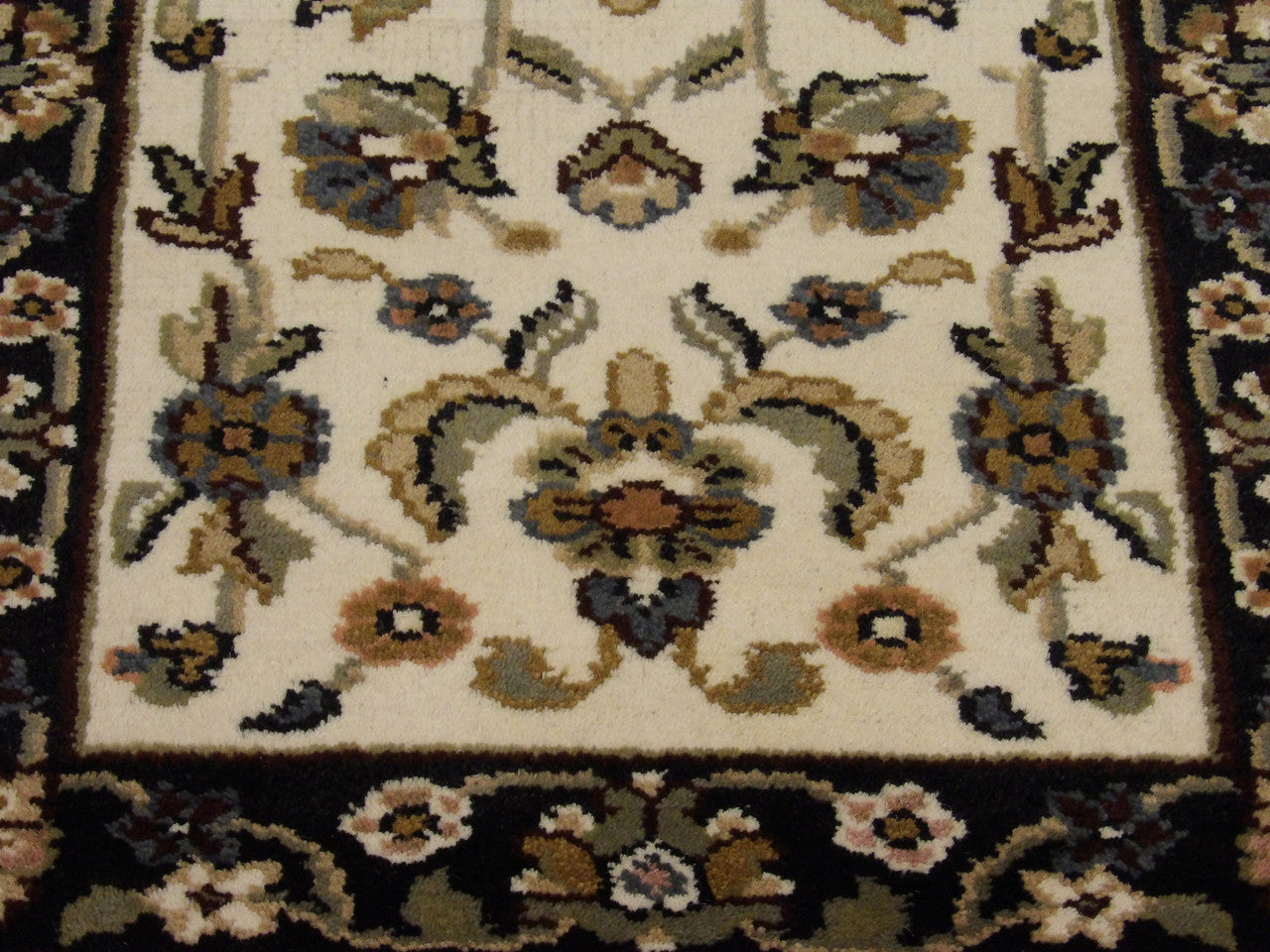 Turkish Knot Kashan Low Pile rug border detail