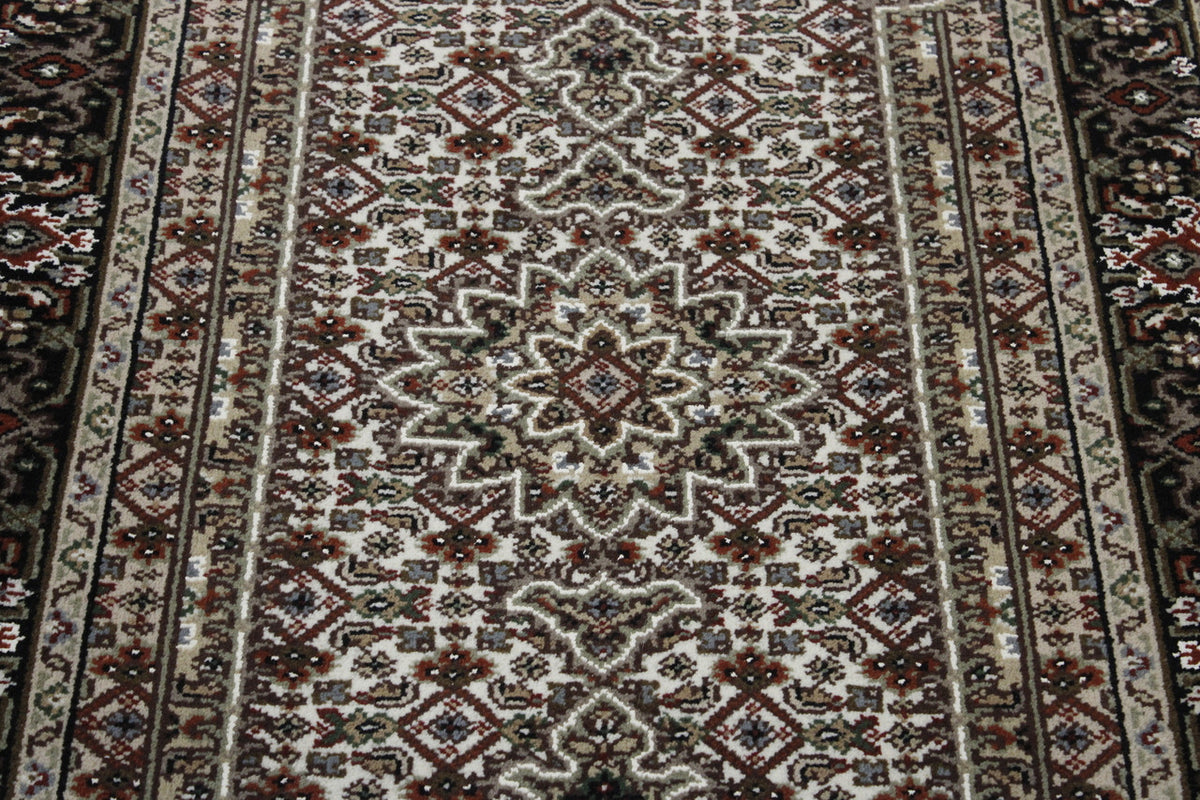 Traditional Mir Design rug border detail