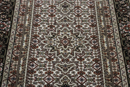 Traditional Mir Design rug border detail