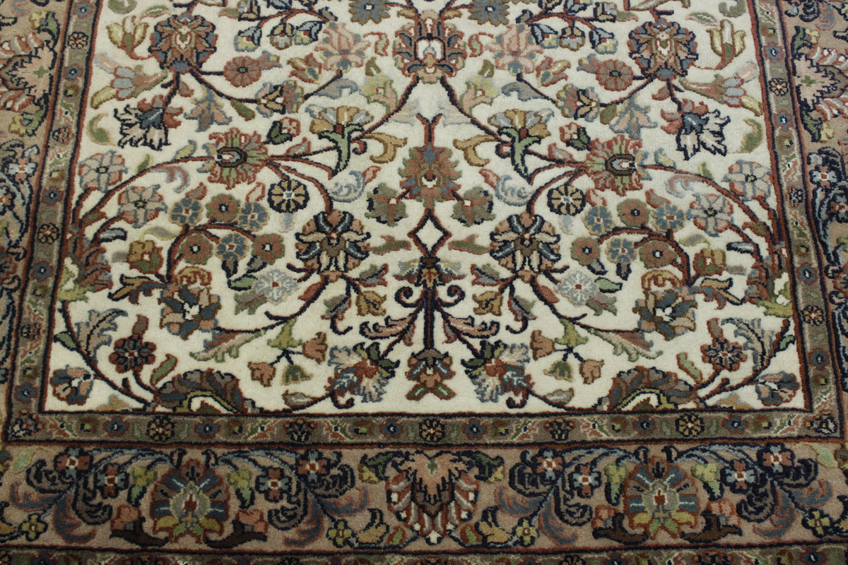 Traditional Mahal Design rug border detail