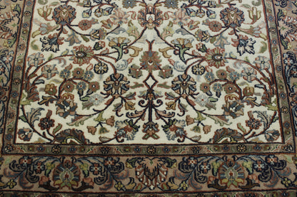 Traditional Mahal Design rug border detail
