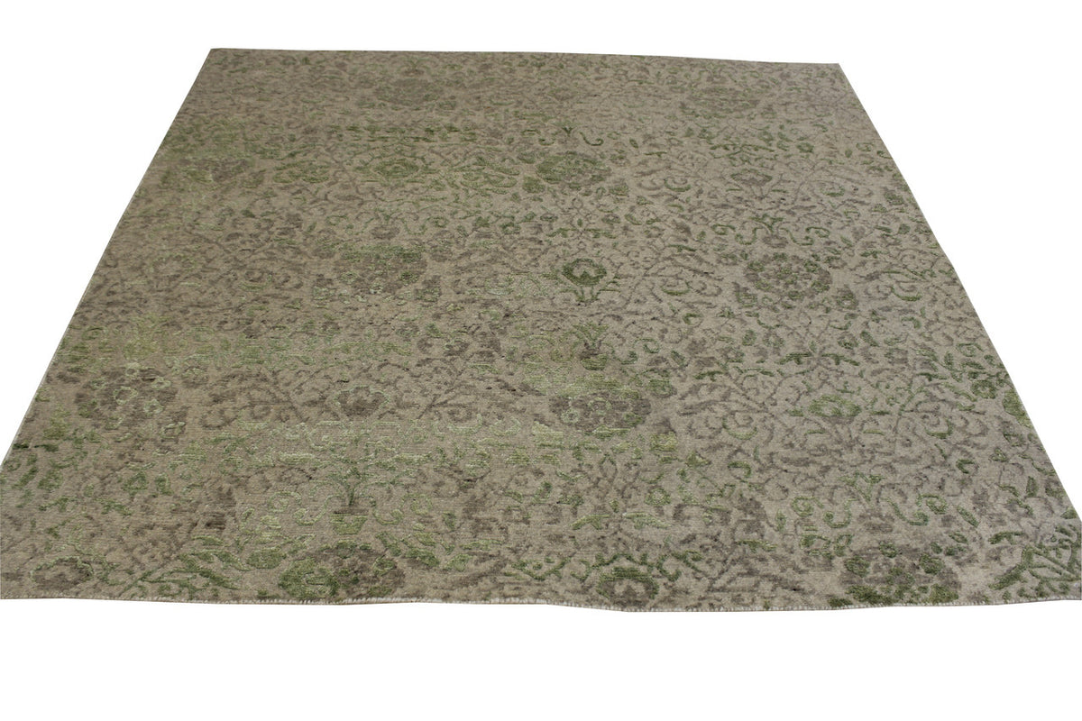 Close-up of wool-silk pile, Green & Beige rug