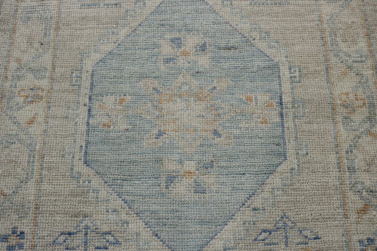 Oushak Chobi rug border detail