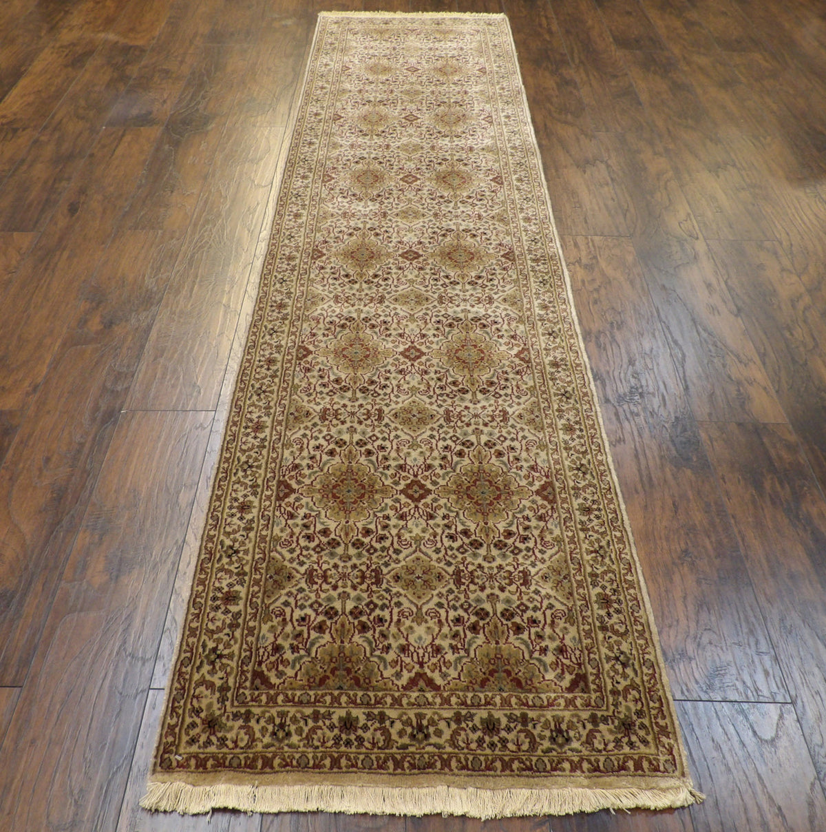 Fine Persian Kashan rug corner detail
