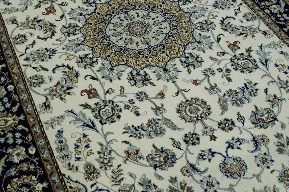 Traditional Fine Nain rug border detail