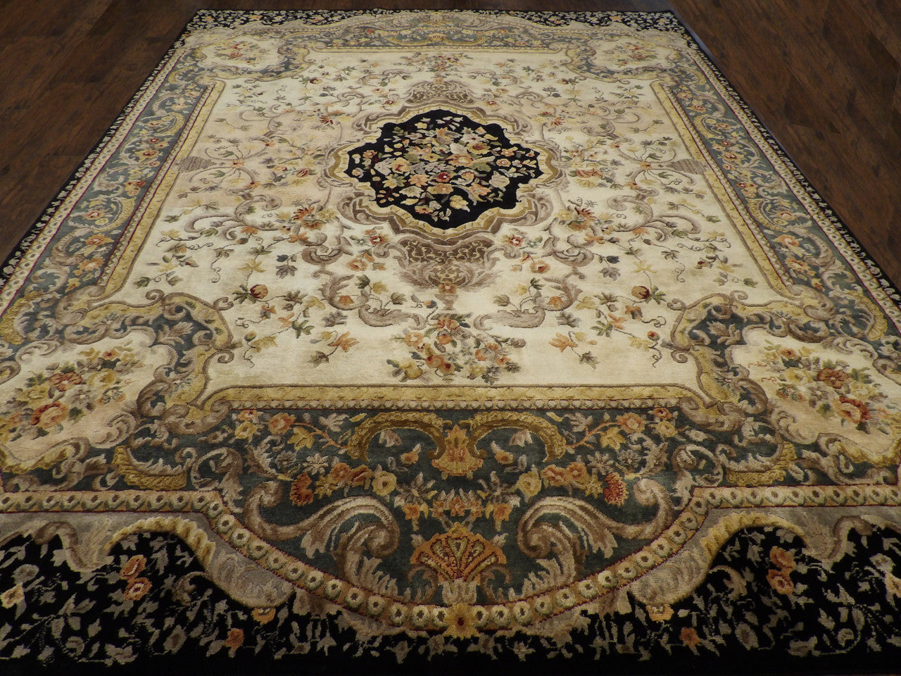 Abusson Traditional hand-knotted wool rug in Black, 8'10" x 11'10", SKU con1